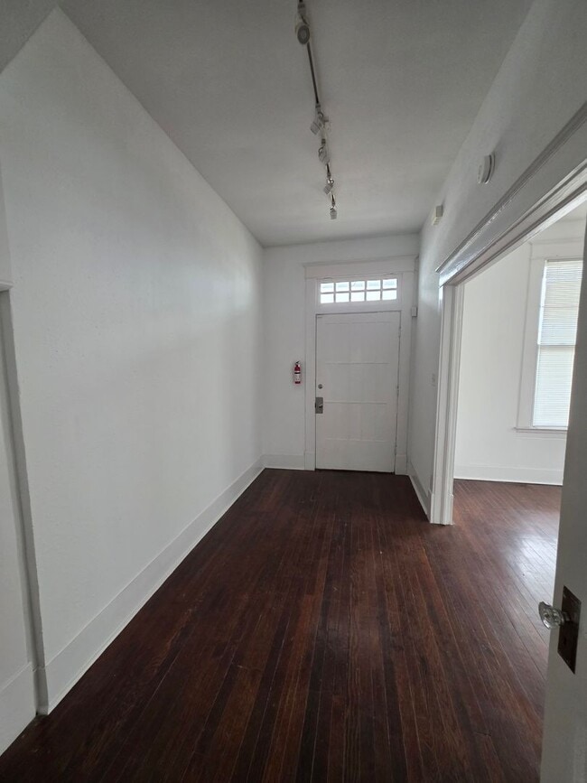 Building Photo - 1809 Avenue O 1/2