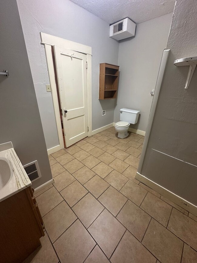 Building Photo - 3 Bedroom, 1 Bathroom House