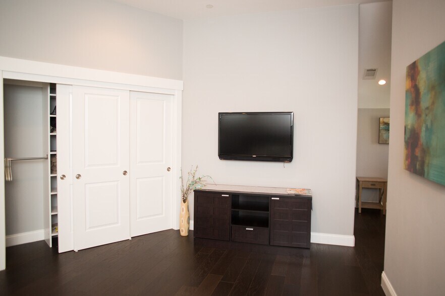 2nd floor bedroom - 226 Sunnyside Ave