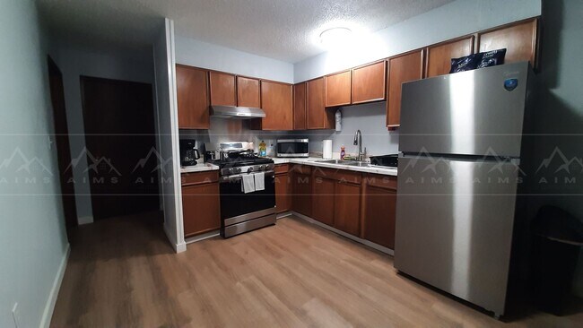 Building Photo - 933 W 20th Ave