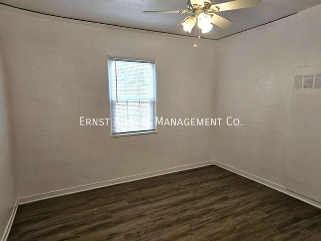 Building Photo - 826 Belmont Ave