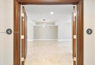 Building Photo - 16275 Collins Ave