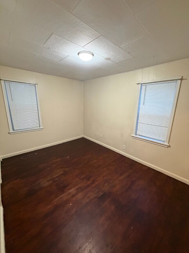 Building Photo - 424 N Rouse Ave