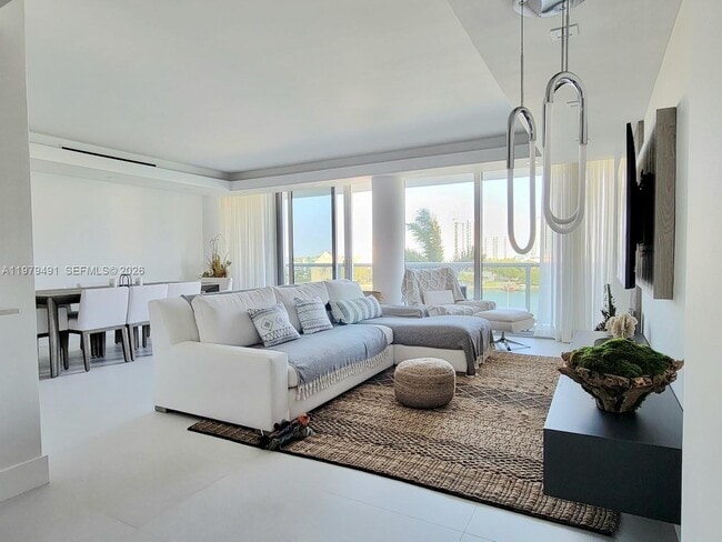 Building Photo - 900 Bay Dr