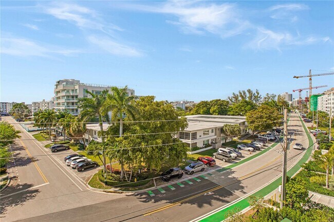 Building Photo - 9221 E Bay Harbor Dr