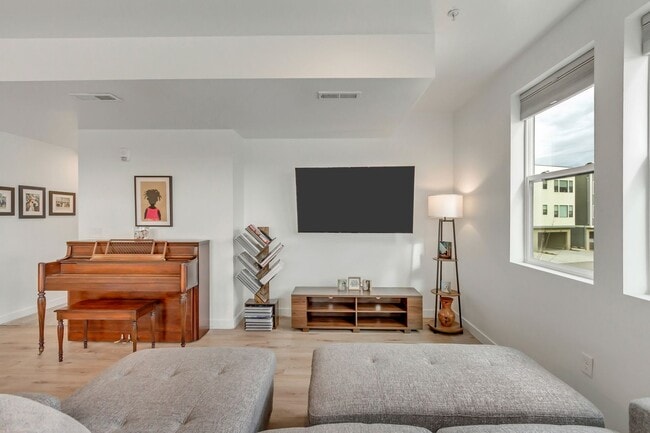 Building Photo - Spacious 3 Bed 2 Bath Condo in Sandy!