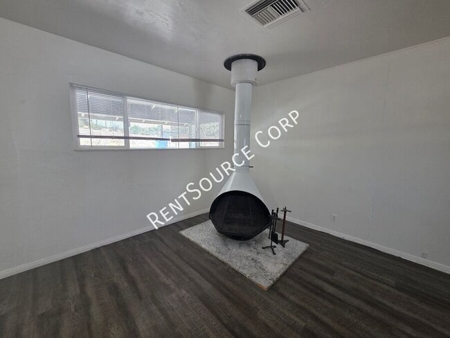Building Photo - 671 Flora St