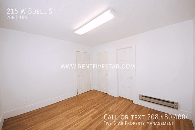 Building Photo - 2 Bedroom Upstairs Apartment With NEW Floo...