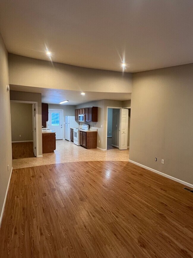 Building Photo - 3 Bedroom 2 bath duplex