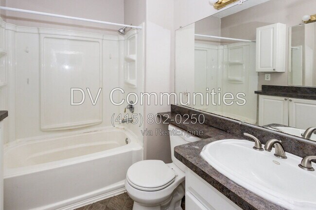 Building Photo - 9110 Rosewood Ave
