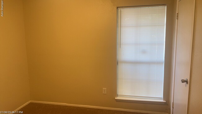 Building Photo - 421 Stonecreek Dr