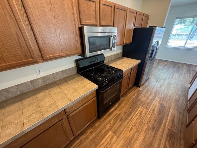 Building Photo - (GAR) 3 Bed/ 3 Bath