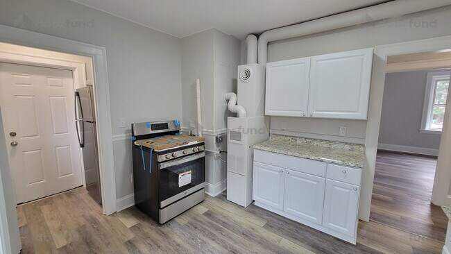 Building Photo - 1008 Main St