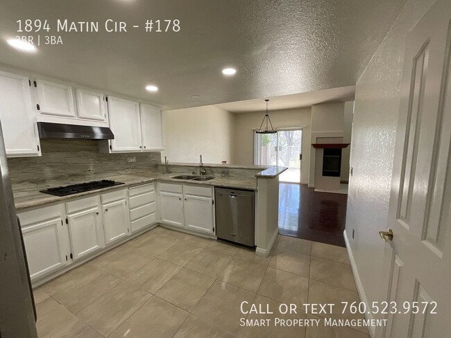 Building Photo - Upgraded Town Home 3BR/2.5BA  Great Locati...