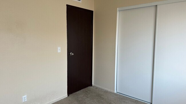 Building Photo - BEAUTIFUL 2 BEDS 1 1/2  BATHROOM APARTMENT