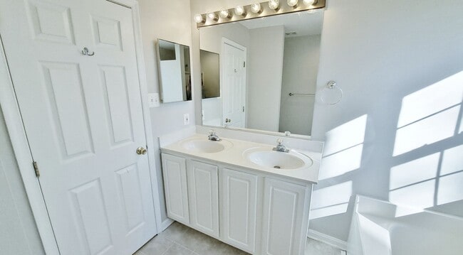 Building Photo - 3 Bed / 2-1/2 Bath Single Family Home w/1-Car garage