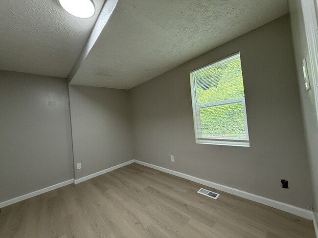Building Photo - 1201 Karnes Ave