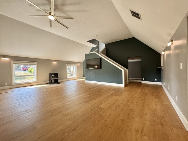 Building Photo - 6543 SE Borwick St