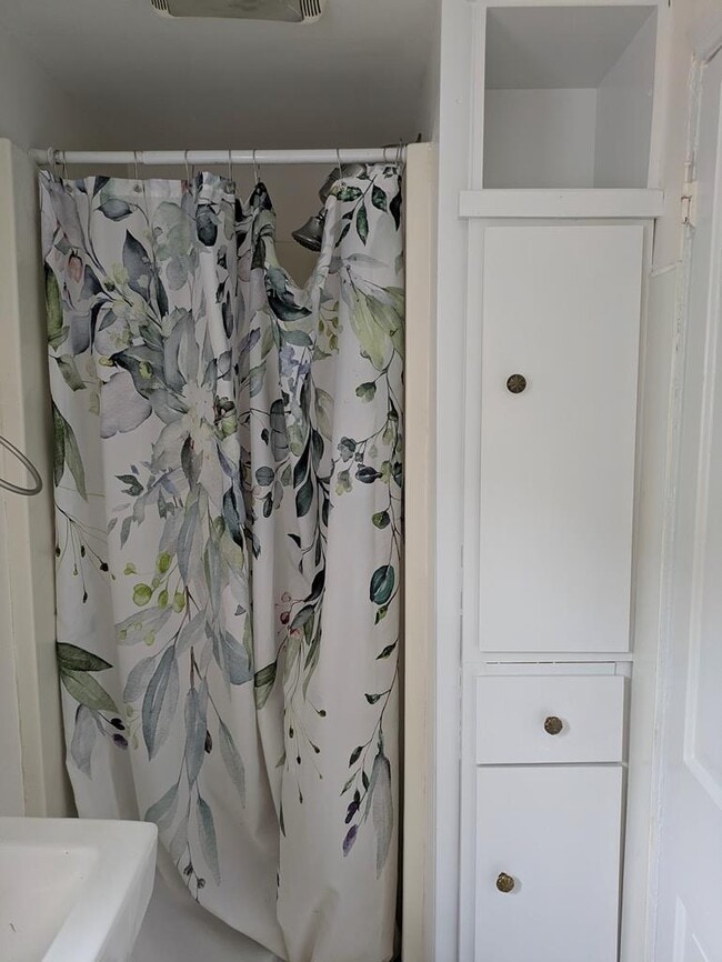 Building Photo - 12 Holly St