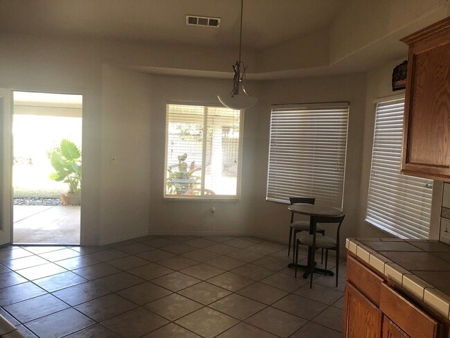 Building Photo - 2614 W Oakridge Ave