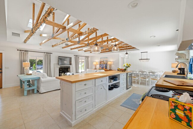 Building Photo - 425 10th Ave