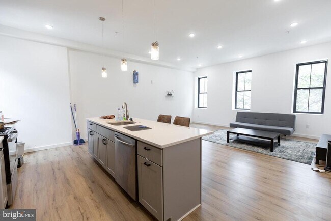 Building Photo - 3945 Lancaster Ave