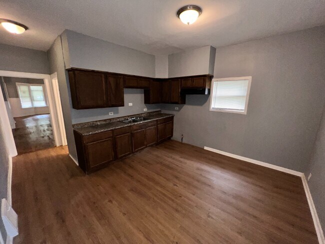 Building Photo - Freshly Renovated 5-Bedroom Home in South Chicago – Available Oct 15