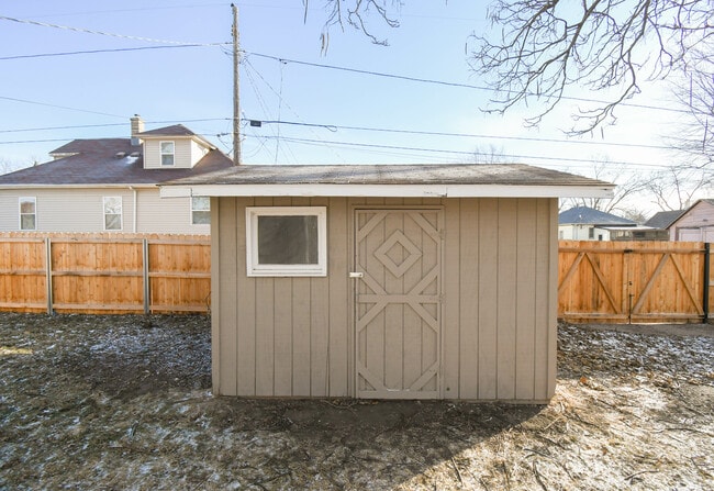 Building Photo - 817 W 12th St