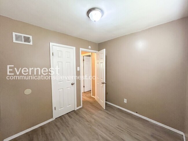 Building Photo - 4001 Cranberry Ln