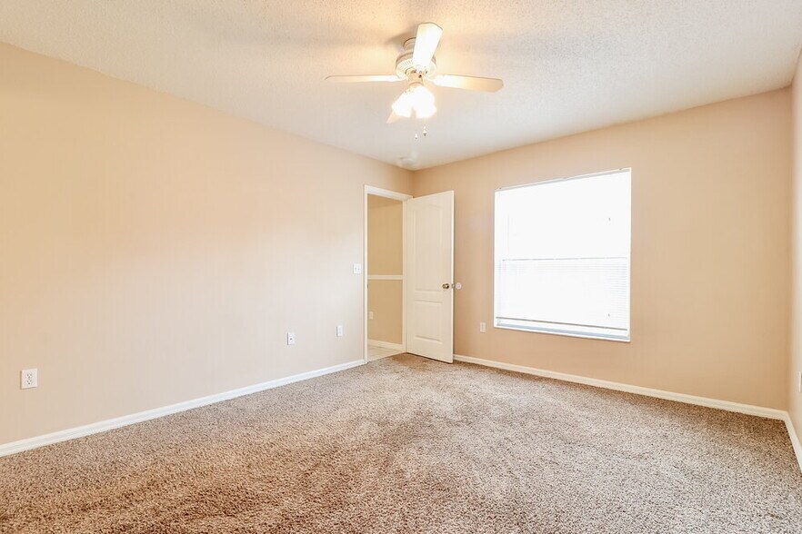 Building Photo - 656 Lakemont Dr