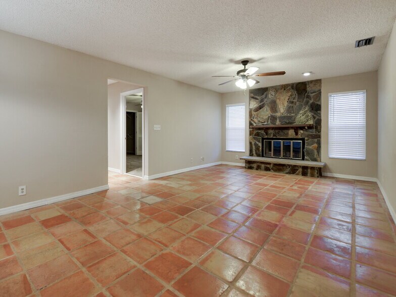 Building Photo - 13640 Jonquil Pl