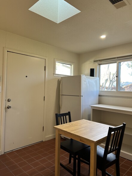 Kitchen/dining area - 1303 Aspen Pl