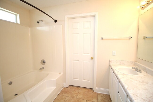 Building Photo - Spacious 3-Bedroom Home in Gulf Breeze wit...