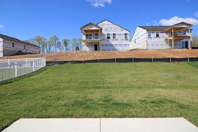 Building Photo - One Level Living With Amenities!