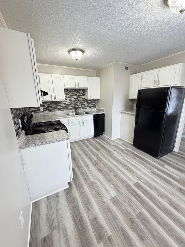 Building Photo - 3 Bedroom