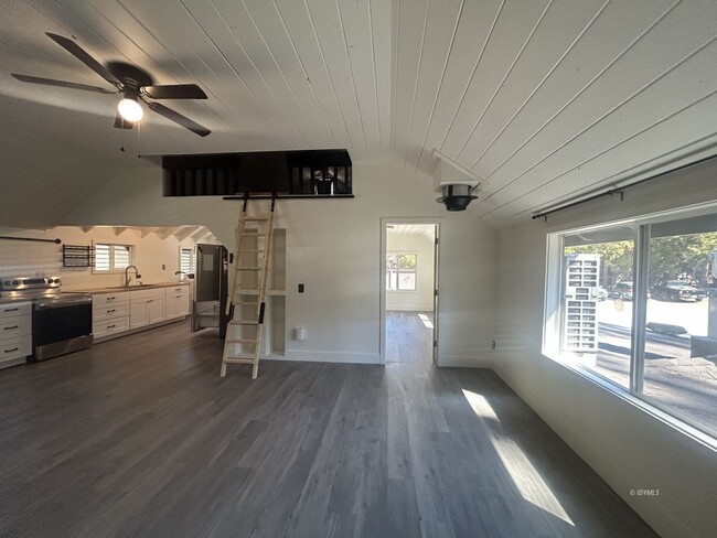 Building Photo - Remodeled 2Bd/1 Ba + storage loft Apartmen...