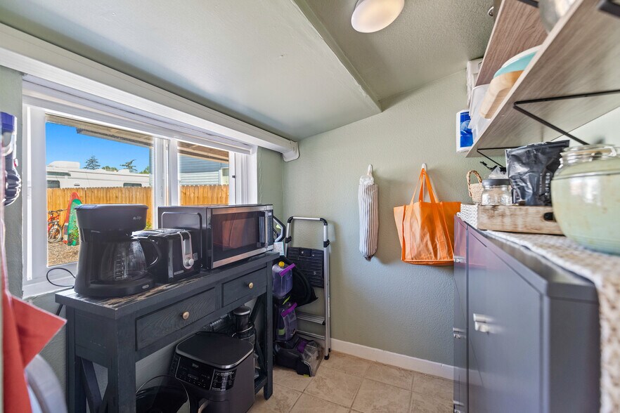 Building Photo - 1045 N Clithero Dr