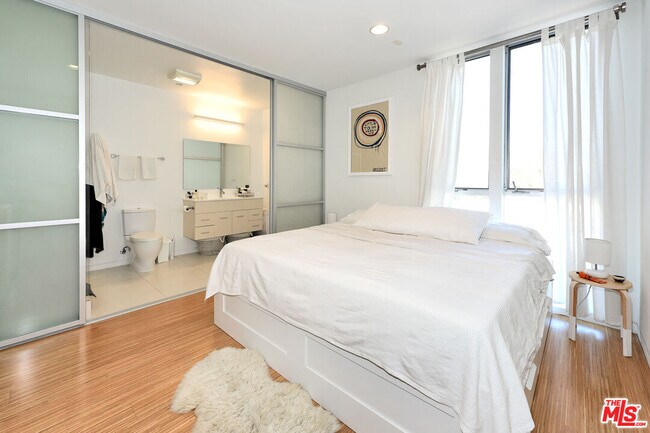 Building Photo - 1140 N Formosa Ave