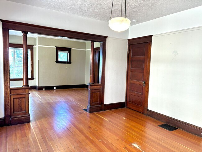 Building Photo - 1522-1524-1524 SE Belmont St
