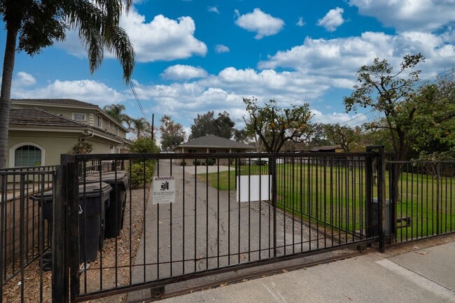 Building Photo - COZY 2 BED 1 BATH UPSTAIRS UNIT