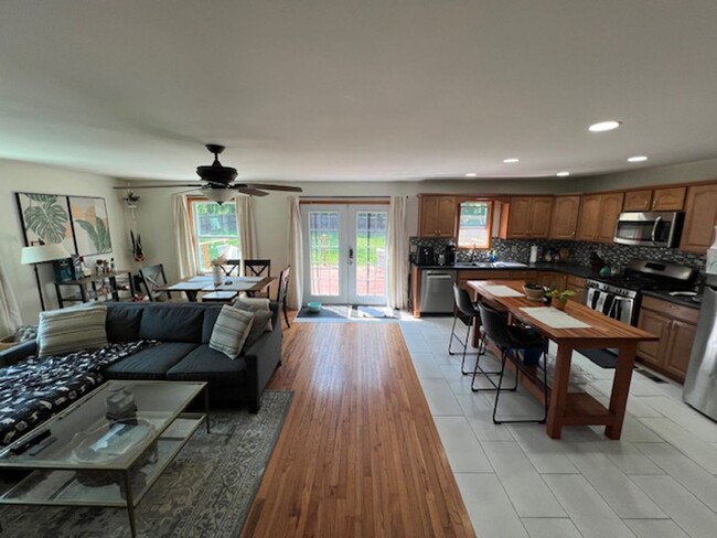 Building Photo - Partially Furnished 3 Bed, 2 Bath House in...