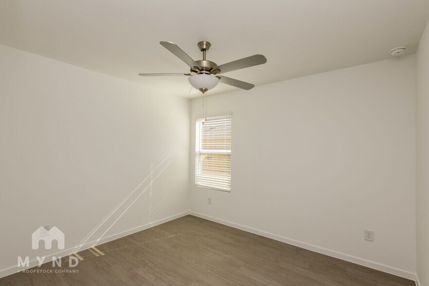 Building Photo - 2717 Ctr Crk Ln