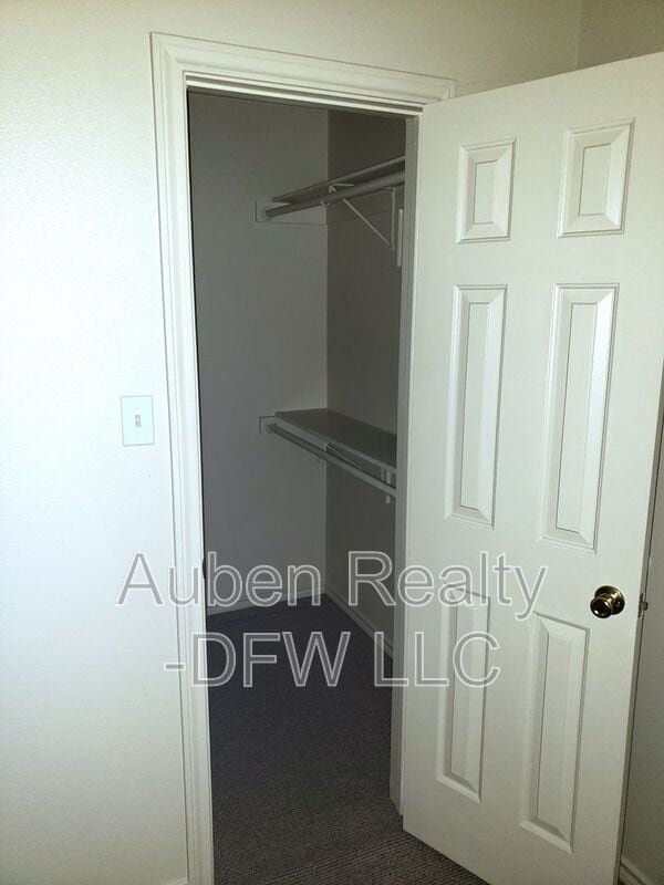 Building Photo - 114 Honey Bee Dr