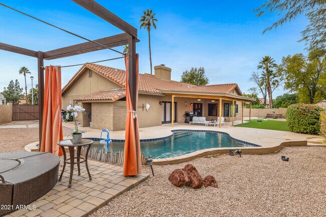 Building Photo - 5735 E Campo Bello Dr