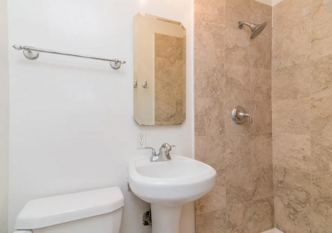 Building Photo - Large 3 bed 2 bath on 62nd!