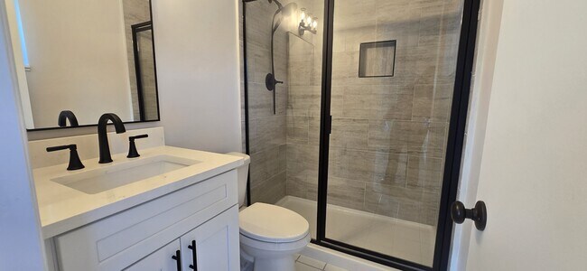 Building Photo - 802 W 17th St