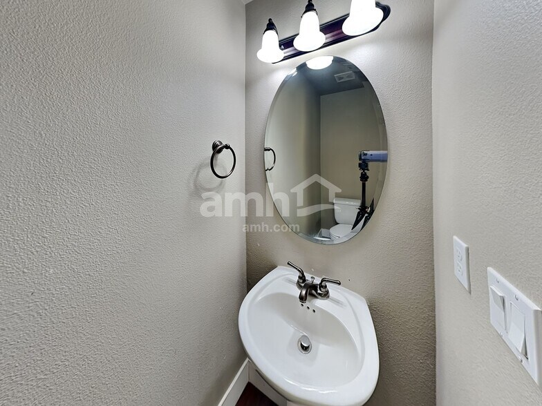 Building Photo - 440 Tulip Ave