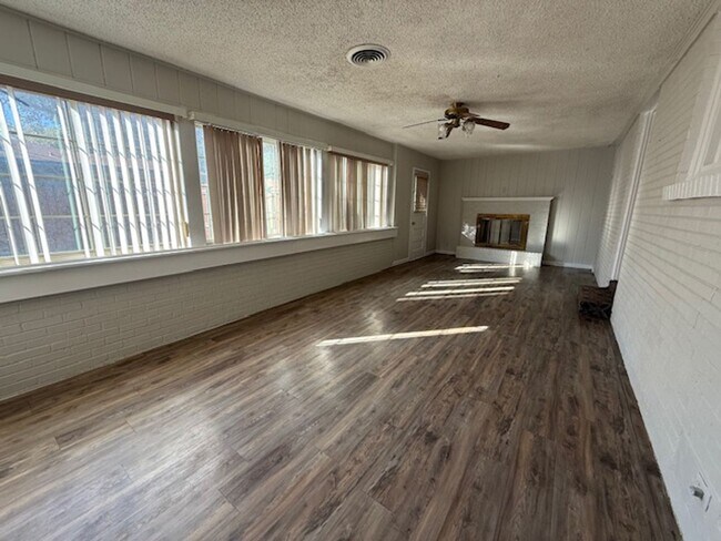 Building Photo - 2125 Cedar Crest Dr