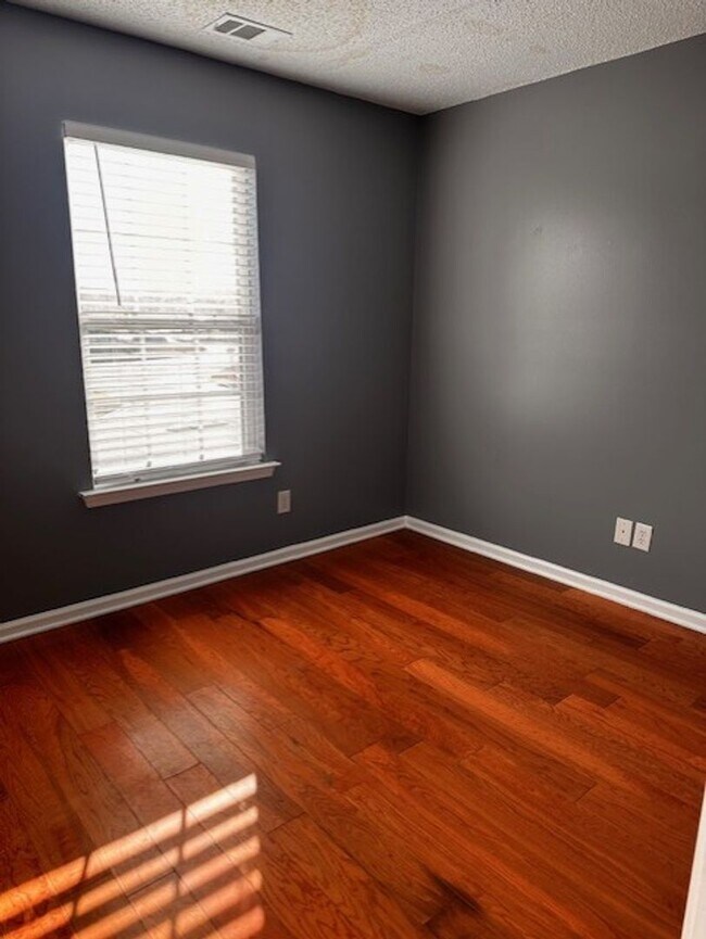 Building Photo - MOVE IN READY!