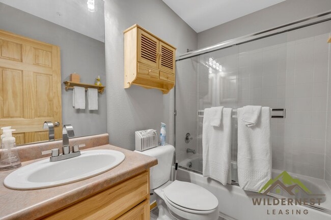 Building Photo - Spacious Townhome with Amazing Views